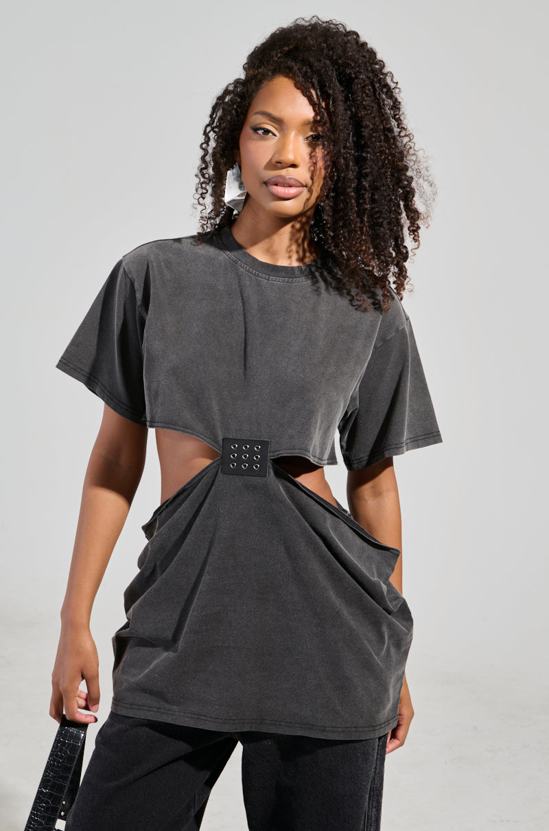 GIRL BOSS MOMENTS CUT OUT T-SHIRT