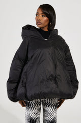 LEONE STATEMENT CIRCLE CROP PUFFER IN BLACK