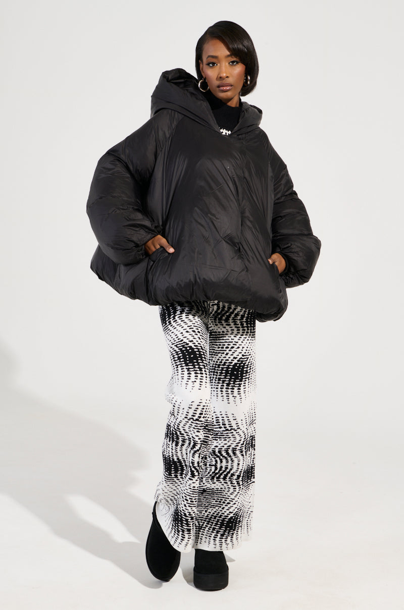 LEONE STATEMENT CIRCLE CROP PUFFER IN BLACK
