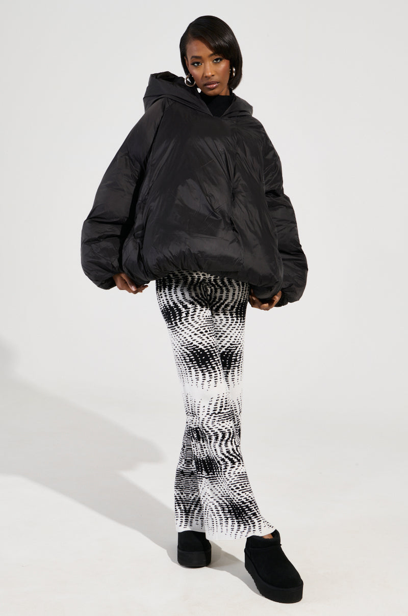 LEONE STATEMENT CIRCLE CROP PUFFER IN BLACK