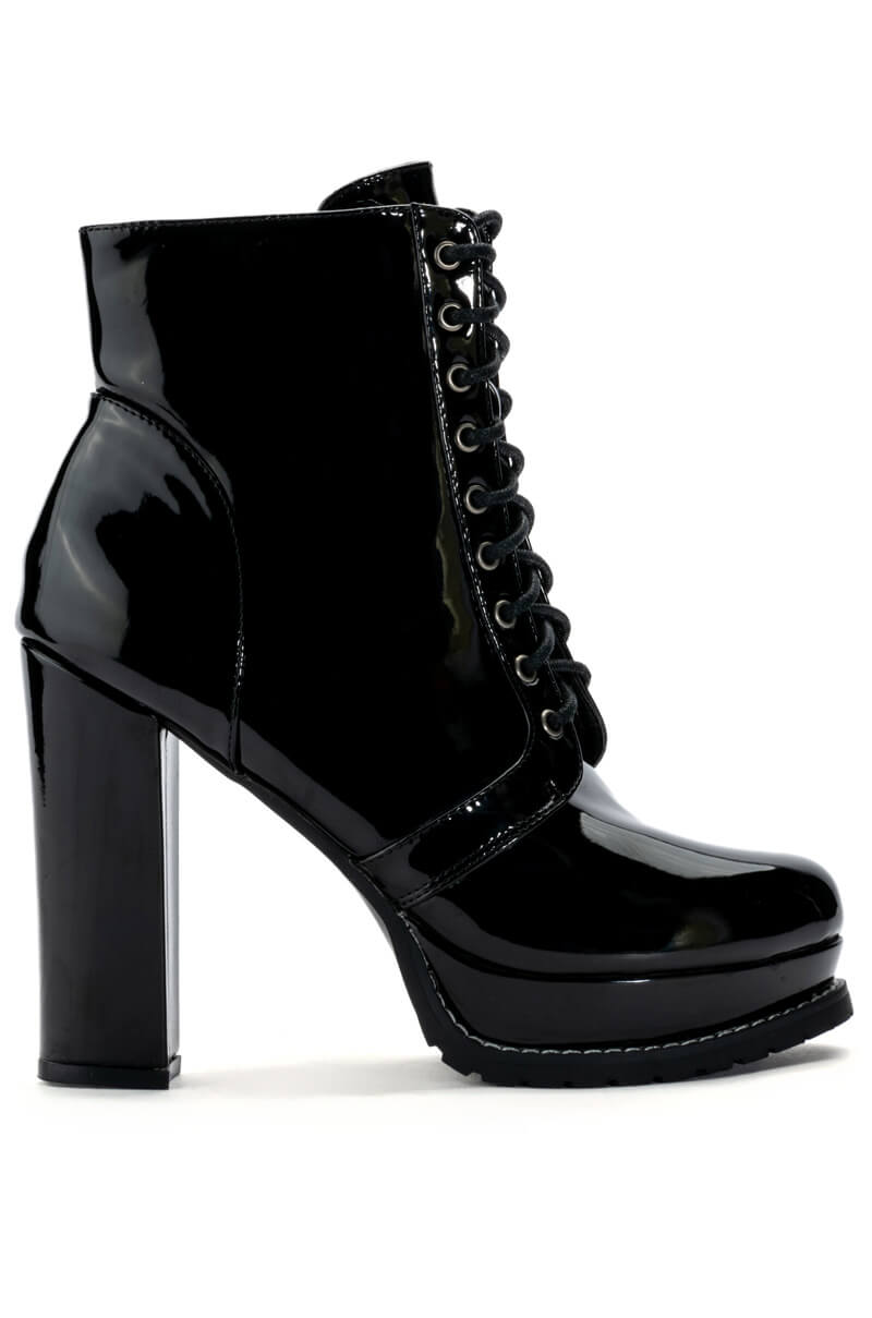 AZALEA WANG FREDDIE CHUNKY LACE UP BOOTIE IN BLACK