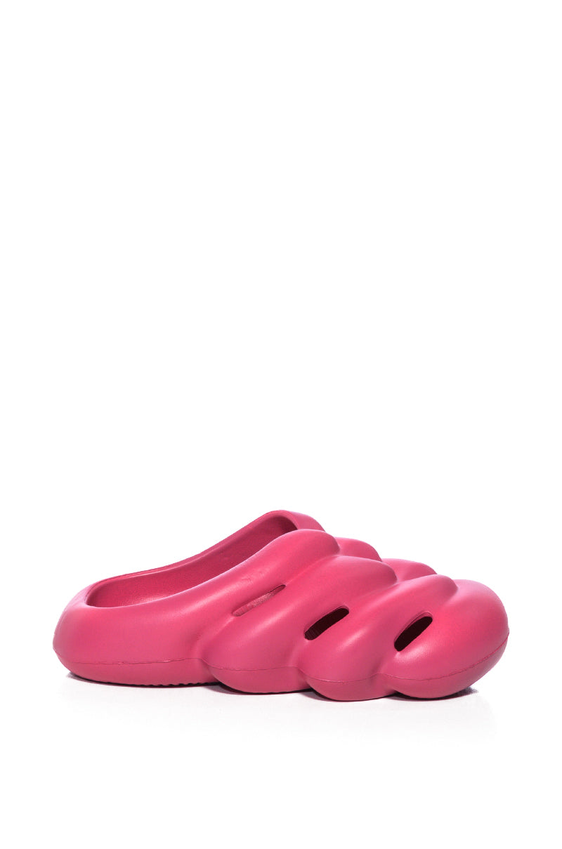 AZALEA WANG RUMBLE RUBBER FLAT SANDAL IN PINK