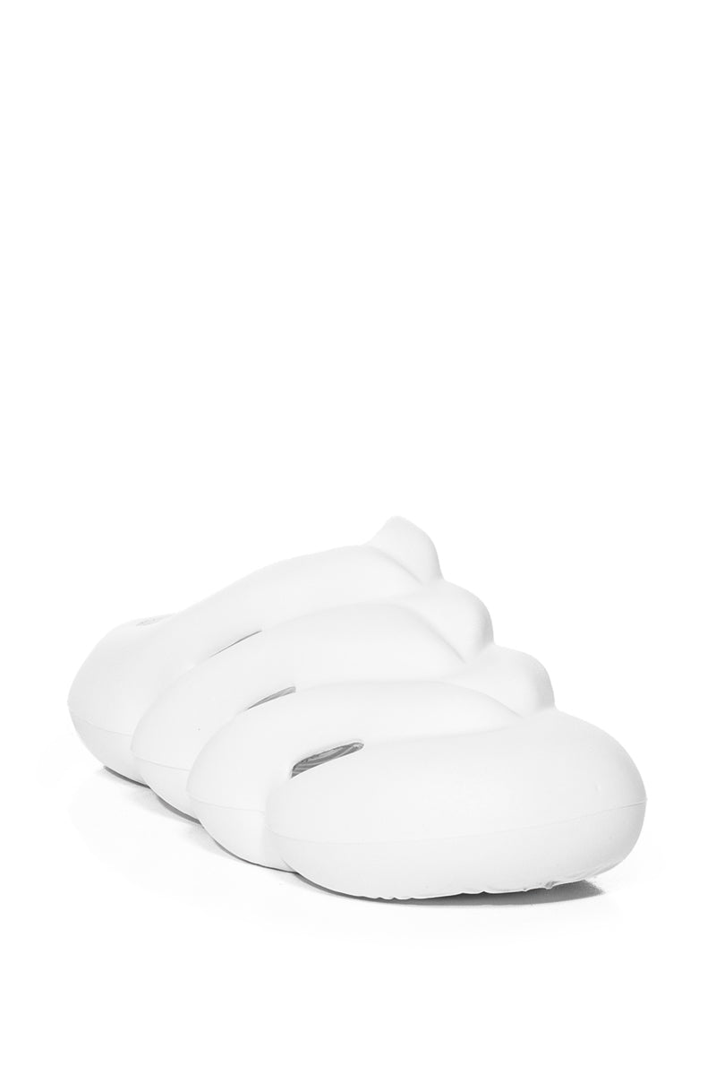 AZALEA WANG RUMBLE RUBBER FLAT SANDAL IN WHITE