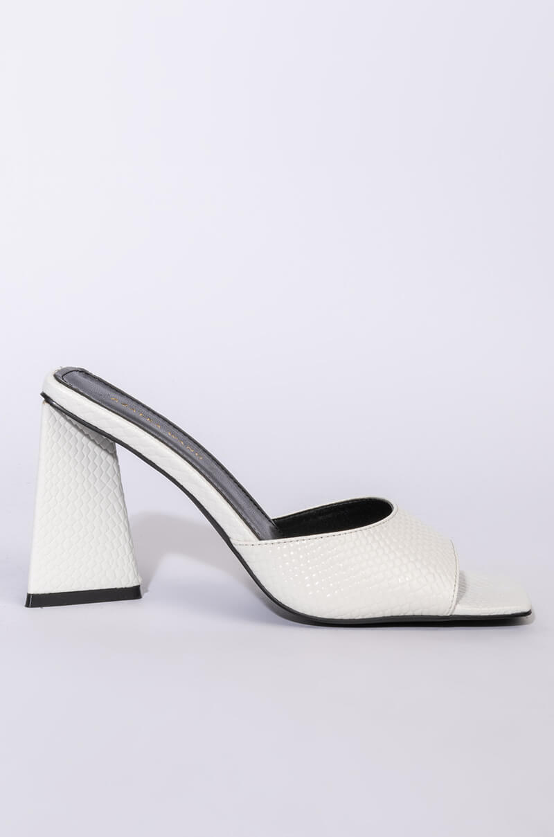 AZALEA WANG WORK FOR IT CHUNKY SANDAL IN WHITE