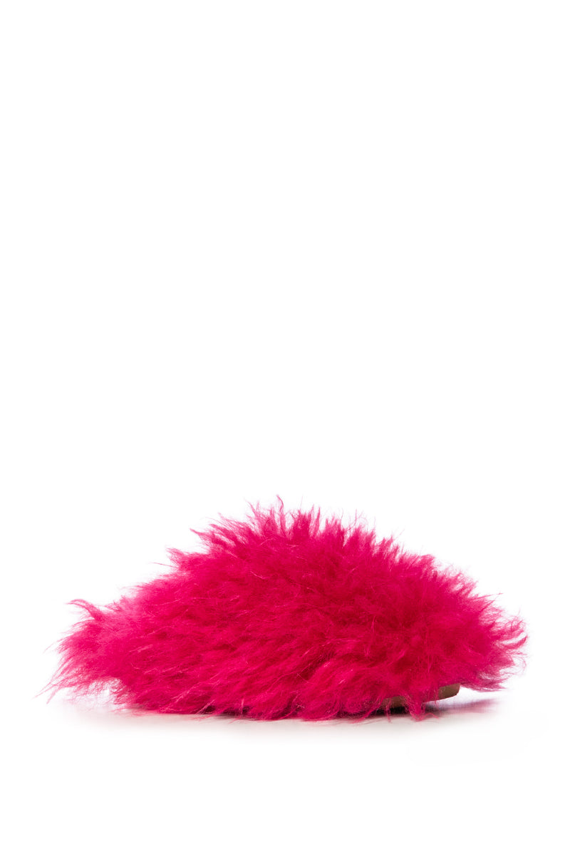 FURRY FUR SLIPPERS IN FUCHSIA